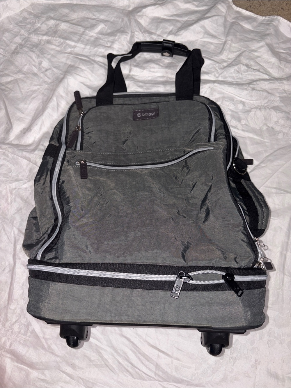 Like new Biaggi zipsak boost Underseater dark gray rolling luggage